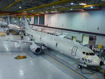 En rekke Boeing P-8A Poseidon er klar for snarlig levering fra produksjonslinjen ved Boeings militære avdeling ved Seattle. Foto: Boeing.
