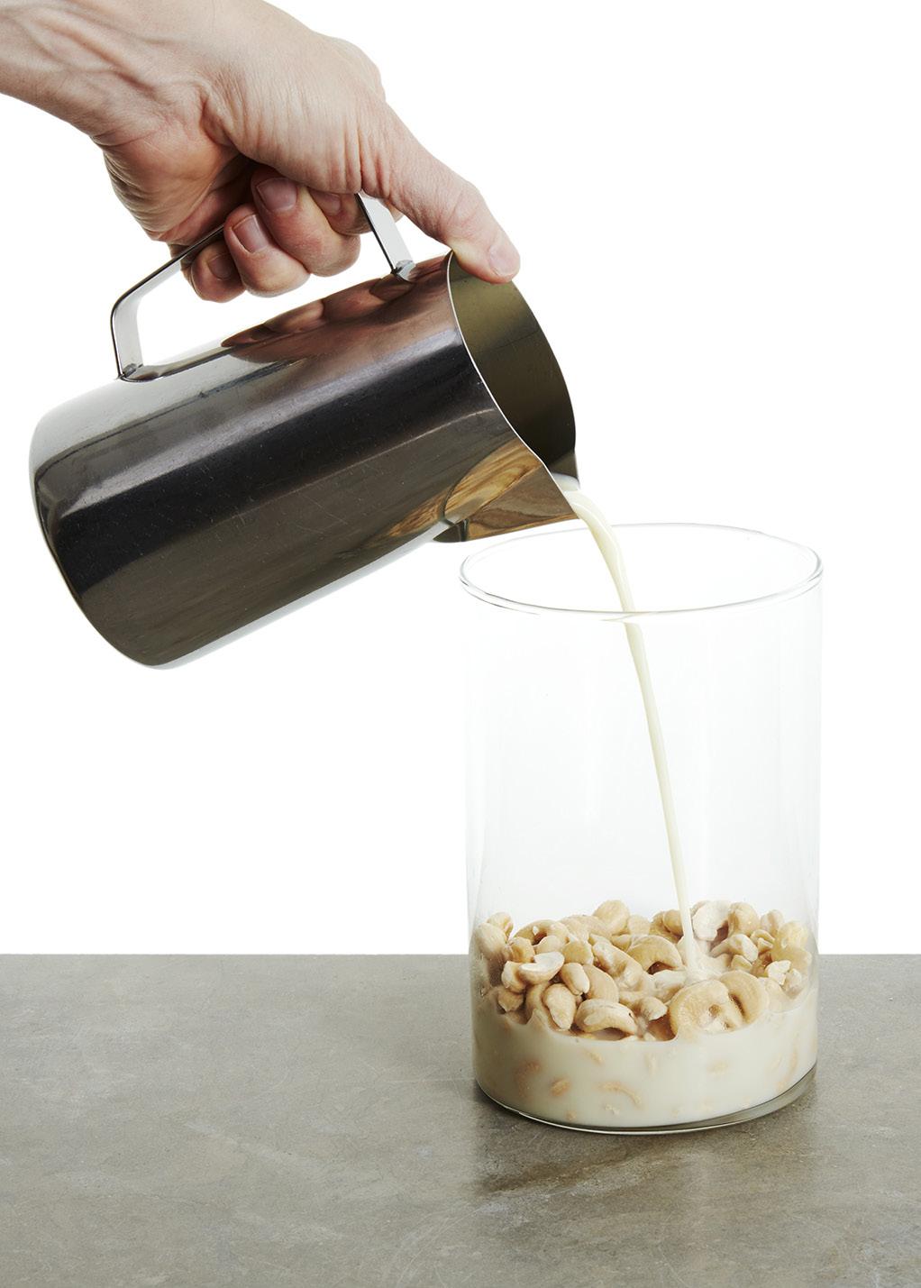 Cashewmelk 150 g cashewnøtter 9 dl havre- eller soyamelk 1 ts lønnesirup 1. Legg cashewnøttene i bløt i vann i minst 5 timer, helst over natten. Sil av vannet. 2.
