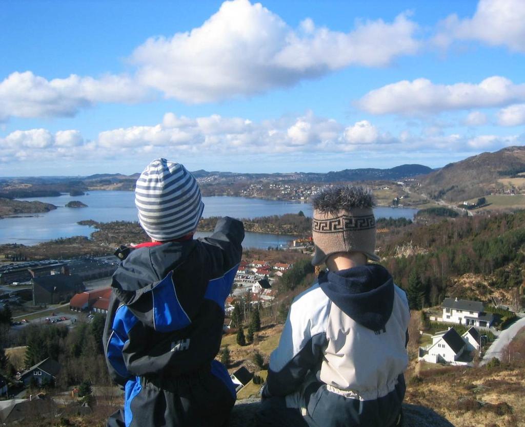 To gutter peker ut mot det aktuelle området: Foto: Tysvær kommune