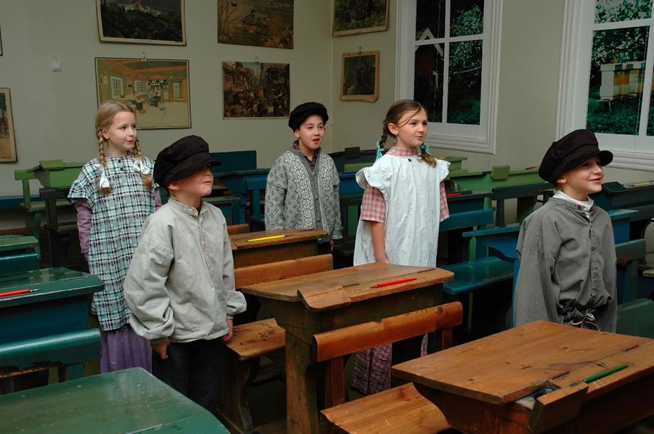 Mars 2017 Stavanger skolemuseum Hvordan var det å på skolen i gamle dager? Bli med på en komprimert skoledag for 100 år siden.