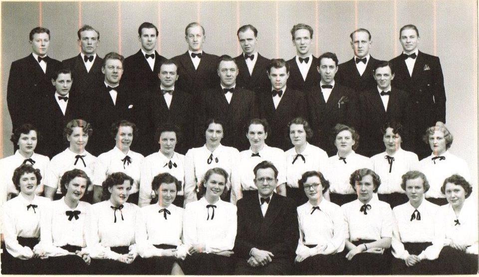 Strindheim Ungdomskor 1952 Dirigent Anders Refseth 4.Rekke f.v. Trygve Johansen, Arne Loktu, Anders Dahlen, Johan Ustad, Erik Tharaldsen, NN1, Gunnar Bromstad sr., Gunnar Frog 3.Rekke f.v. NN 2, Gustav Johnsen, NN 3, Arne Steen, Rolf Karlsen, Arvid Pettersen, Einar Edvardsen 2.