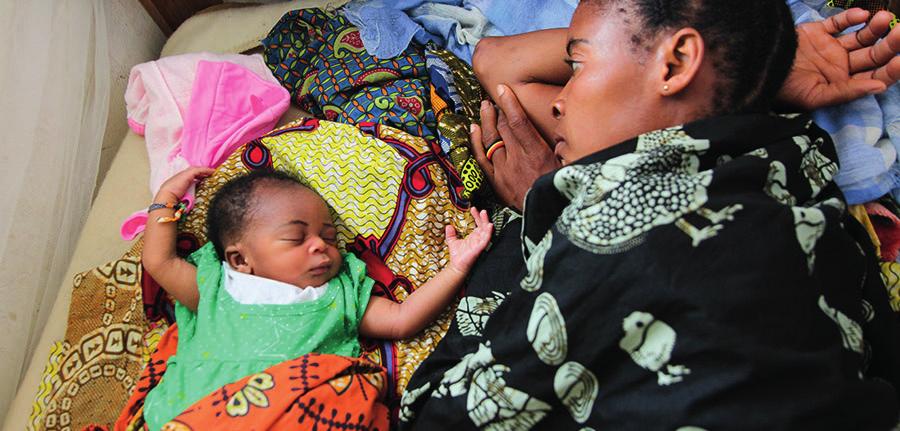 Kvinne og barn får medisinsk hjelp ved sykehuset som stiftelsen støtter i Øst-Kongo.