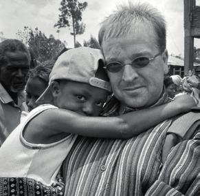 Ei liten jente ble redningen til hundrevis av jenter I 2002 befant Rune Edvardsen seg på en misjonsreise i Den demokratiske republikken Kongo.