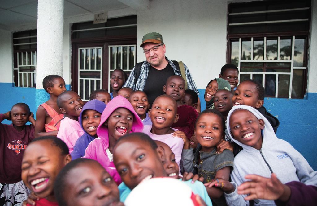 Rune Edvardsen, leder av Dina-stiftelsen, sammen med Dina-barna i november 2016. Bukavu-senter, Sør-Kivu Stiftelsen driver også et senter i Bukavu, i Sør-Kivu provinsen.