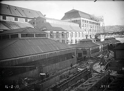 7.9 Laboratorium og verksted (Bygg 80) Laboratoriebygning, seinere maskinverksted. Til venstre i 1917. Foto: Norsk Industriarbeidermuseum. Til høyre: Bygget i dag. Foto: Eystein Andersen.