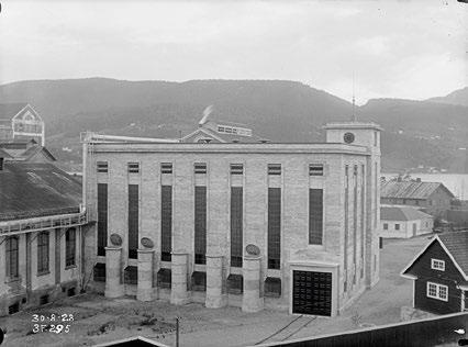 7.10 Hydrogenfabrikken (Bygg 55) Hydrogenfabrikken, også benevnt «Vannstoffen» og «Den taktiske fabrikk», i 1928 og i dag. Foto til venstre: Norsk Industriarbeidermuseum. Foto til høyre: Eystein M.