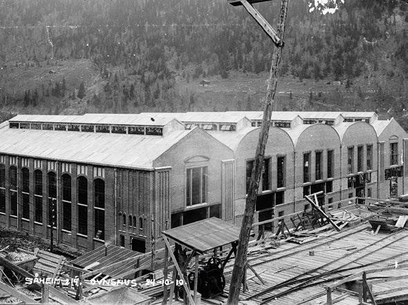 8. Hydroparken Rjukan 8.1 Ovnshus I (Bygg 242) Ovnshus I i 1910 til venstre. Til høyre interiør med Schönherr-ovner noen år seinere. Foto: Norsk Industriarbeidermuseum. Oppført: 1910-1911.
