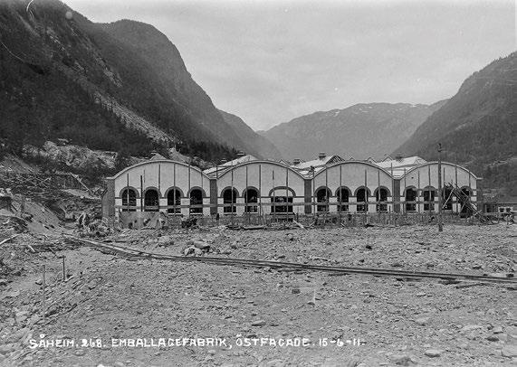 Tønnefabrikken under oppføring i 1911, og i 1912 med maskineriet i operasjon. Foto: Norsk Industriarbeidermuseum. personer som Hydro arrangerte i 1929 for markering av overgangen til ammoniakkmetoden.