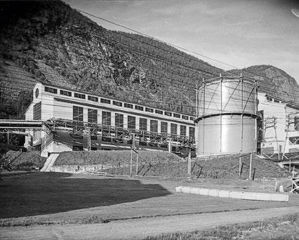 8.7 Nitrogenfabrikken (Bygg 226) Nitrogenfabrikken på 1950-tallet og i dag. Foto til venstre: Norsk Industriarbeidermuseum. Foto til høyre: Eystein M. Andersen. Oppført: 1928.