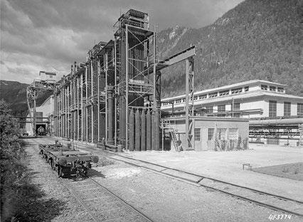 8.9 Syntesen (Bygg 229) Syntesen i 1930-åra med ammoniakksynteseovner til venstre. Til høyre situasjonen i 2012. Foto til venstre: Norsk Industriarbeidermuseum. Foto til høyre: Eystein M. Andersen.