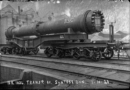 9.7 Synteseovn Rjukan En synteseovn ved ankomst til Rjukan i 1928 til venstre, og den ene som er bevart i dag opplastet på den samme spesialbygde jernbanevogna.