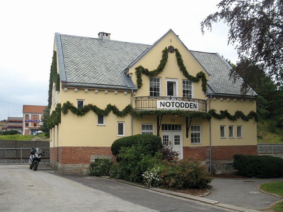 det kanaliserte vassdraget ned til Skien. Stasjonen var i drift fram til 1919 da Bratsbergbanen (fra Skien) med den nye Notodden stasjon ble tatt i bruk.