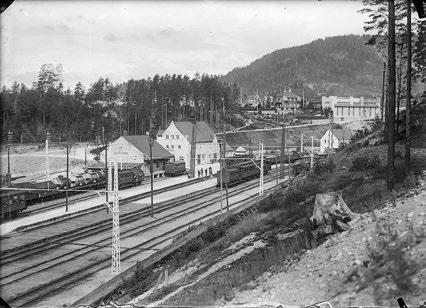 10.4 Notodden stasjon med 8 bygninger Notodden jernbanestasjon rundt 1920 og i dag. Foto til venstre: Norsk Industriarbeidermuseum. Foto til høyre: Per Berntsen. Oppført: 1917. Arkitekt: G. Hoel og G.