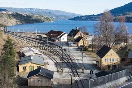 I eget bygg trafostasjon med ladestasjon og overnattingsrom. Beskrivelse: Stasjonsbygningen er en typisk bystasjon av stor type (med mange fellestrekk med Kongsberg som ble oppført på samme tid).