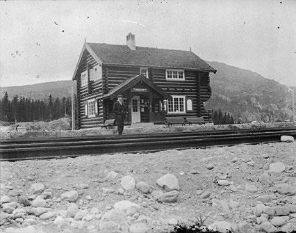 10.5 Tinnoset stasjon med 3 bygninger Tinnsoet stasjonsbygning rundt 1920 og i dag.