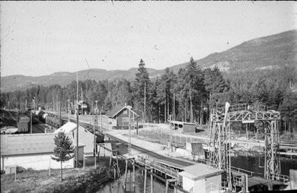 Anlegget er bygget med stålmaster type B og H på fri linje og åk på stasjoner. Anlegget ble første gang modernisert i 1930-årene.