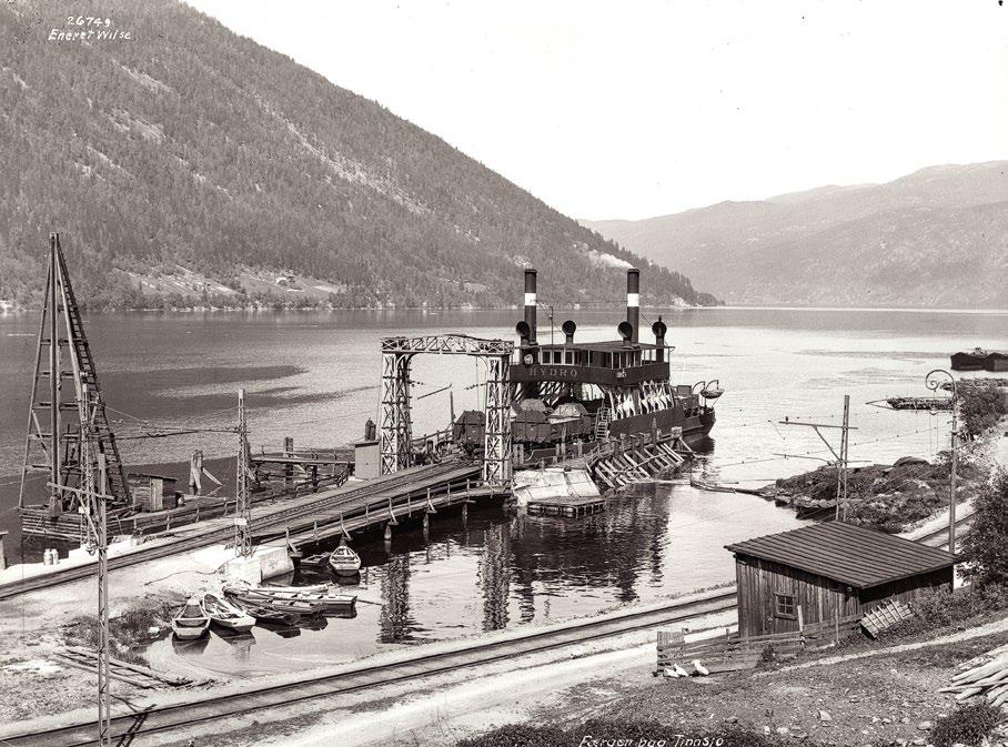 Mæl ferjekai med DF Hydro rundt 1920. Foto: Anders B. Wilse. Oppe på nordre fendervegg er det eldre jernrekkverk, flaggstang, pullert og en lanterne (grønn). Lanternen er trapesformet, ca.