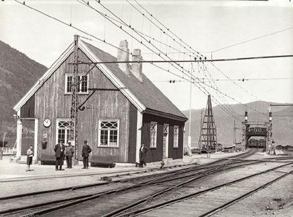 Mæl stasjonsbygning i 1925 og i dag. Foto til venstre: Anders B. Wilse. Foto til høyre: Trond Taugbøl.