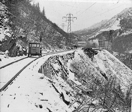 Foto til venstre: Anders B. Wilse. Foto til høyre: Norsk Industriarbeidermuseum. Oppført: 1908. Funksjon: Interne godstransporter opp til Vemork kraftstasjon.