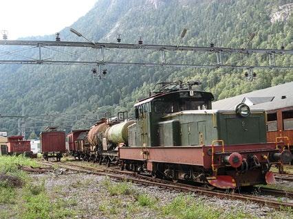 Annen atkomst skjer over hengebru med liten bæreevne. 11.12 Rullende enheter, Rjukanbanen Tog med Rjukanbanens elektriske lokomotiv nr. 9 på 1950-tallet, og slik det er bevart i dag.
