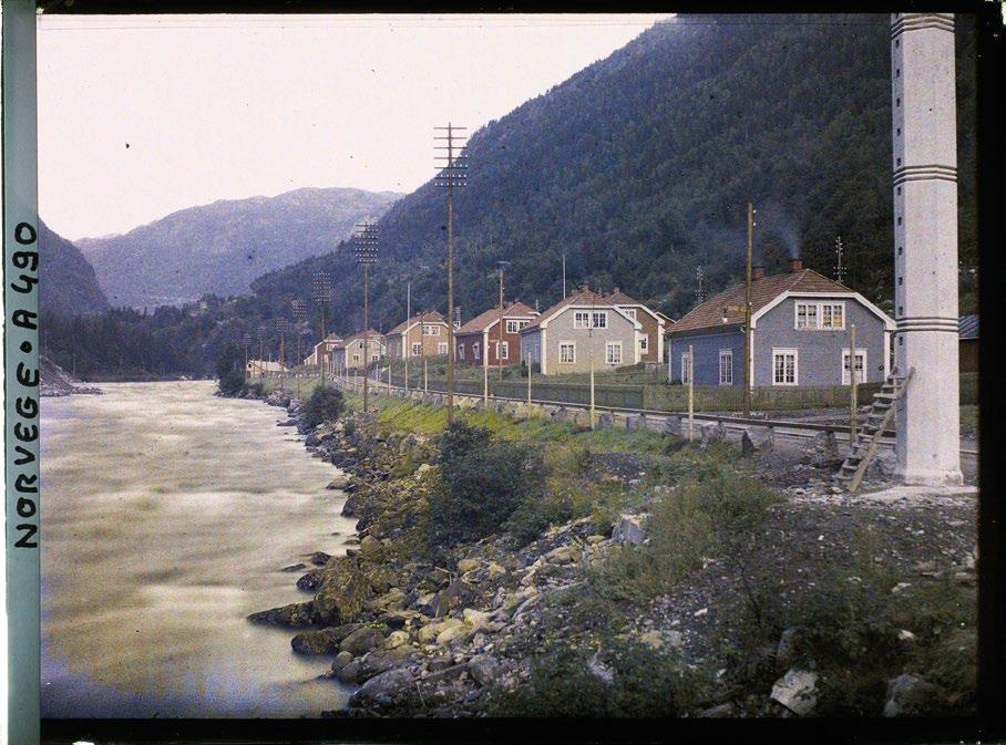 13.4 Villaveien Flekkebyen Flekkebyen på fargefoto fra 1910. Foto: Auguste Léon. Oppført: 1907 ca. 1919. Arkitekter: Usikkerhet omkring hvem som var arkitekt for hustypen i Flekkebyen.