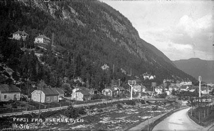 Området med Villaveien øverst og Flekkebyen nederst, slik det var rundt 1915 og i dag. Foto til venstre: Norsk Industriarbeidermuseum. Foto til høyre: Per Berntsen. som ble gravd ut seinere.