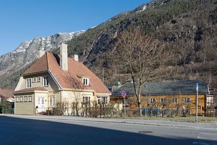 Bokstavene FH som ble hogd av fasaden i Hydro-perioden, er nå blitt tilbakeført.