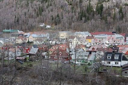 I 1916 vedtok kommunen å opprette kommunal middelskole, og planen var da at Hydros private skole skulle gå inn i den kommunale i 1917, men den fortsatte enda noen år før kommunen overtok.