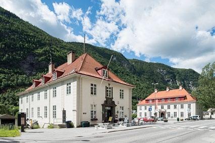 13 Torget Torget i 1922 med Biblioteket og Sam Eyde på sokkel, til høyre torgbygningene i dag. Foto til venstre: Norsk Industriarbeidermuseum. Foto til høyre: Per Berntsen. Oppført: 1921 / 1924.