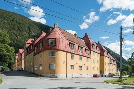 Byggene ble oppført i hulbetongblokker, nok et eksempel på at man var tidlig i gang med prefabrikerte bygningselementer i moderne materialer.