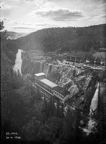 Svælgfos I i 1938 til venstre. Foto: Norsk Industriarbeidermuseum. Til høyre som overgrodd ruin i elvejuvet i dag. Foto: Trond Taugbøl. Plasseringen av kraftstasjonen i elvejuvet var ikke optimal.