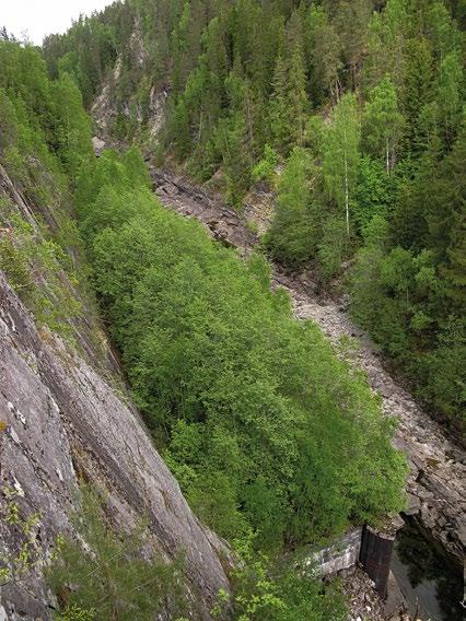 Nytt kanalisert løp fra Kloumannsjøen ble laget vest for bebyggelsen, fram til tunnelinntak for Nye Svelgfoss kraftstasjon som er et fjellanlegg.