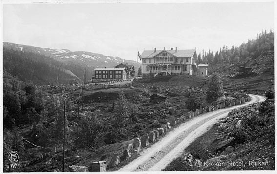 Til venstre: Rjukan hotell på Fosso rundt år 1900, med Turistforeningens hytte i bakgrunnen. Foto: Riksantikvaren. Til høyre: Krokan turisthytte på Fosso i dag. Foto: Trond Taugbøl.