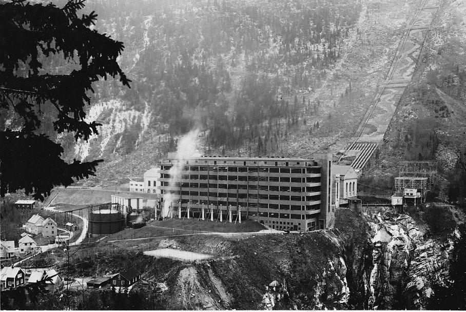 Hydrogenfabrikken på Vemork under 2. verdenskrig med rørgata skjult under kamuflasjeduk.