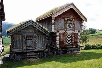 Tradisjonell byggeskikk i Telemark med bur og loft, forrådsbygninger for mat og klær. Her på gården Øvre Mo i Vinje. Foto: Unn Yilmaz Riksantikvaren.