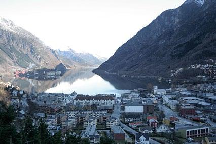 Industribyen Odda med smelteverket til høyre. Det har vært tre, og er fortsatt to industrikomplekser innerst i Sørfjorden, alle drar nytte av fossefall i nærheten. Foto: Turid Årsheim, Riksantikvaren.