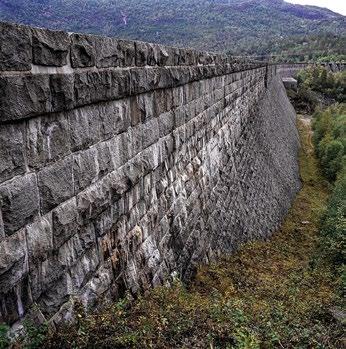 dig plassering ved fjorden, hvilket gjorde transport av generatorer og utstyr enklere enn i Telemark hvor bygging av et eget jernbanespor var nødvendig.