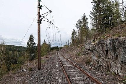 Kjøreledningsanlegget på Tinnosbanen er utsatt for tyveri av koppertråd. Foto: Per Berntsen. De er kreosotimpregnert og råtner i den uimpregnerte kjernen. Mange mangler topphatt med påfølgende skader.