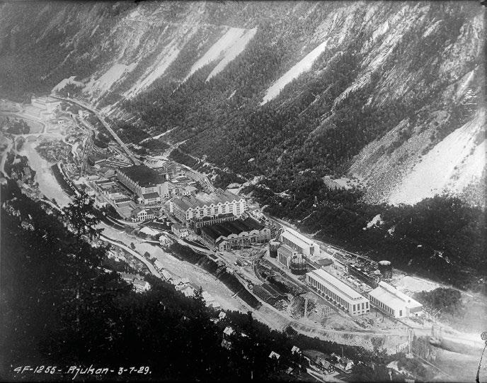 Fabrikkområdet på Rjukan i 1929 med alle tre byggetrinnene fullført. Foto: Norsk Industriarbeidermuseum.