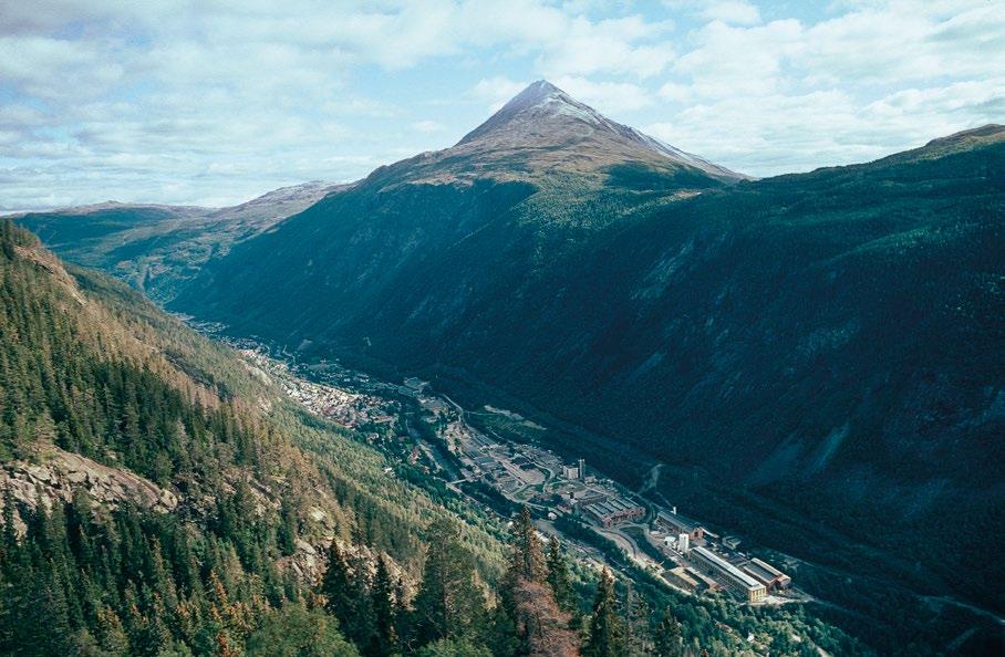 Rjukan sett fra Krossobanen. Foto: Trond Taugbøl. Byplan I den trange dalen med retning øst vest satte topografien klare rammer for byplan og byvekst.