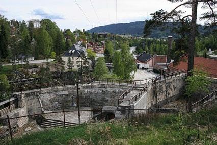 Stasjonen på fossens vestside med Myrens dam som vannmagasin utgjør et at de første elvekraftverkene i Norge. Bygningen er oppført i pusset tegl med detaljering og ornamentering i upusset tegl.