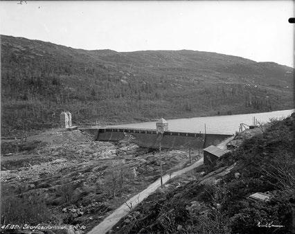 3.4 Skarsfosdam I med lukehus Skarsfosdam I i 1930 og i dag. Foto til venstre: Norsk Industriarbeidermuseum. Foto til høyre: Bjørn Iversen.