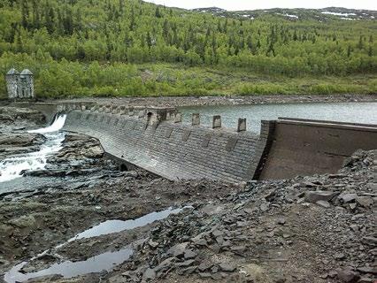 Den første Skarsfosdammen ble bygd av betong og naturstein 1905 08 med lengde på 120 m og høyde 14 m med krone på kotehøyde 855,50.