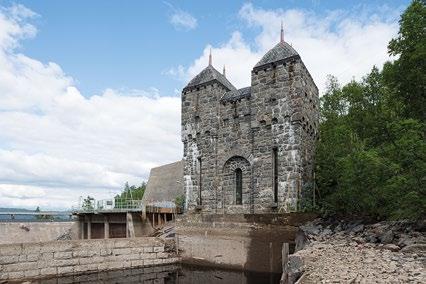 Det opprinnelige lukehuset på dammens sørside med varegrinder og luker er oppført i huggen naturstein som en pendant til kraftstasjonen Vemork som det skulle forsyne med vann.