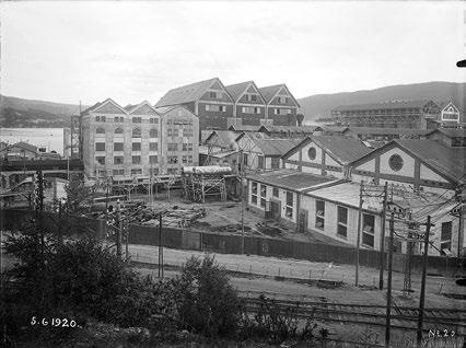 Industri. Detaljert beskrivelse av bygninger 7. Hydroparken Notodden 7.1 Ovnshus A (Bygg 60) Ovnshus A i 1920 og i dag. Foto til venstre: Norsk Industriarbeidermuseum.