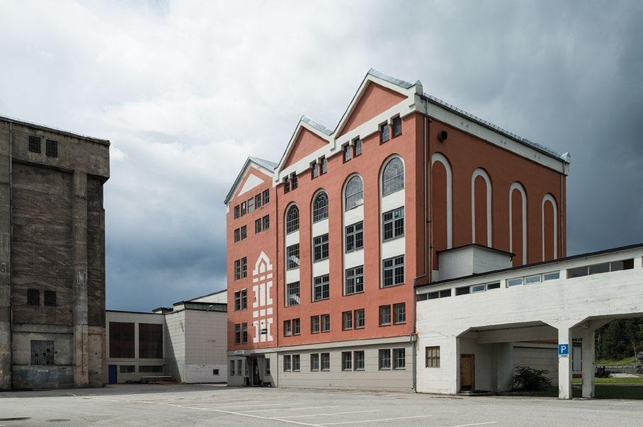 Fabrikken, som også kalles «Velferden», i dag. Foto: Per Berntsen. mens flere opprinnelige jernvinduer er bevart.