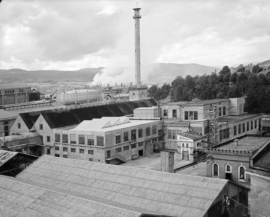 Emballasjefabrikken rundt 1940. Foto: Norsk Industriarbeidermuseum. til 54x23 meter. Denne delen ble oppført i 1920 i klassisk hallarkitektur og erstattet den første tønnefabrikken.