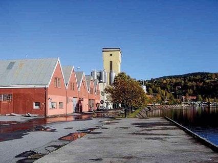 Lagerhuset er tross fasadeendringer godt lesbart. Endringer: Det fremre partiet mot vannet var opprinnelig åpent i første etasje, men er seinere bygd igjen.