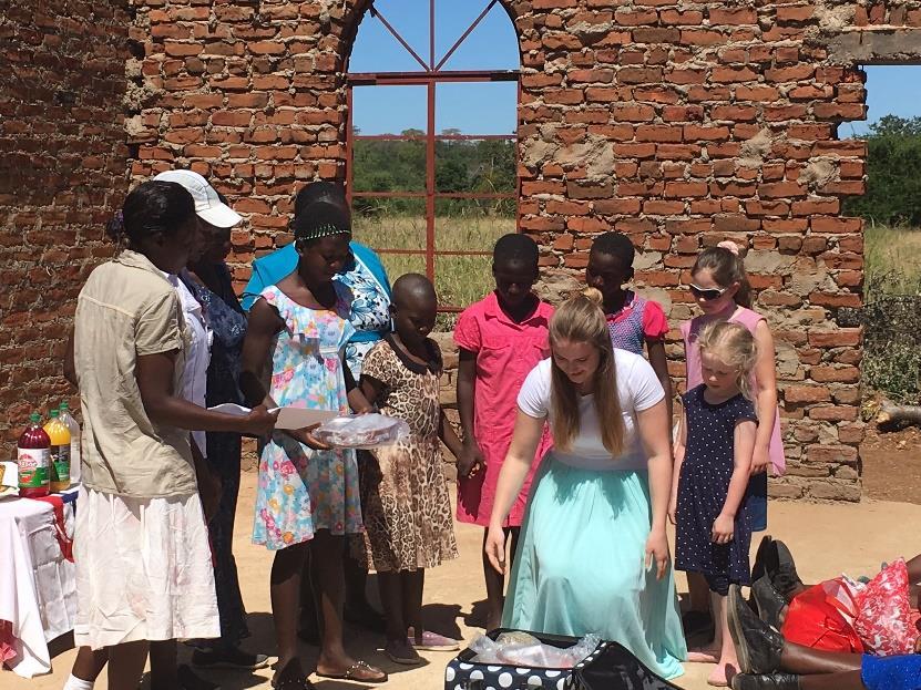 befolkningen i sammen og gjøre veien mye Nyanombe et landsbyområde øst i Zimbabwe. kortere til bla. skole og klinikk.