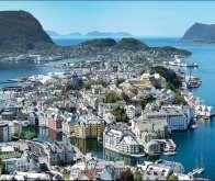 Regionen inneholder både kyst, fjorder og høyfjell, og har noen av Norges mest besøkte naturattraksjoner.